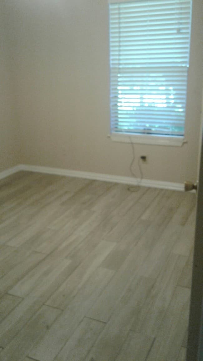 Primary Photo - 1919 Castle Gate Cir