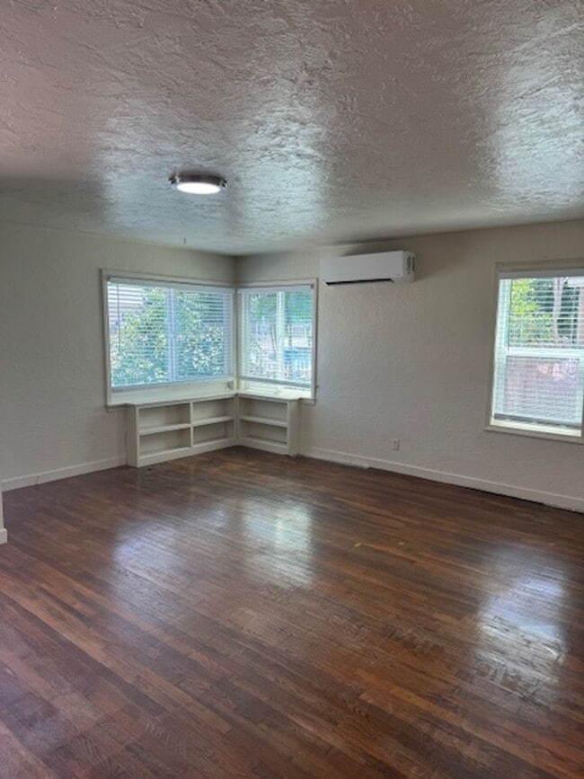 Building Photo - Downtown Home with One Car Garage and Fenced Backyard