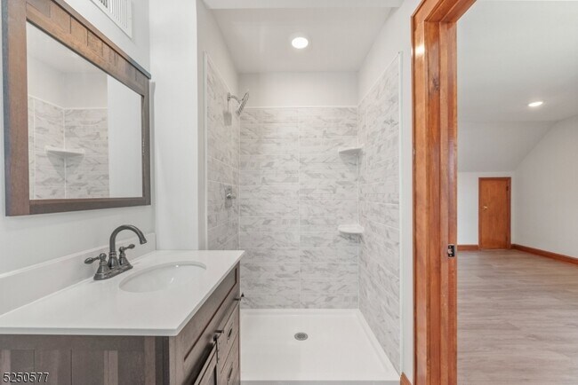 Building Photo - 532 Piaget Ave