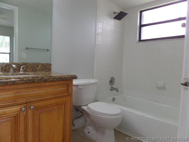 Building Photo - 1445 Lake Crystal Dr