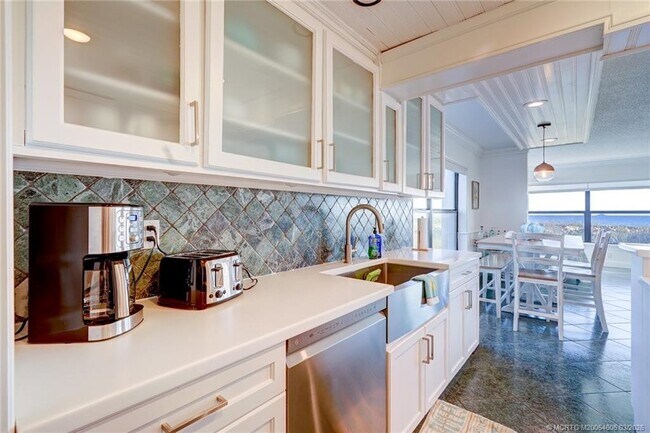 Building Photo - 1289 NE Ocean Blvd