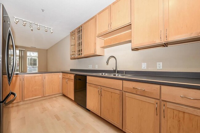 Kitchen - 1550 N Warren Ave