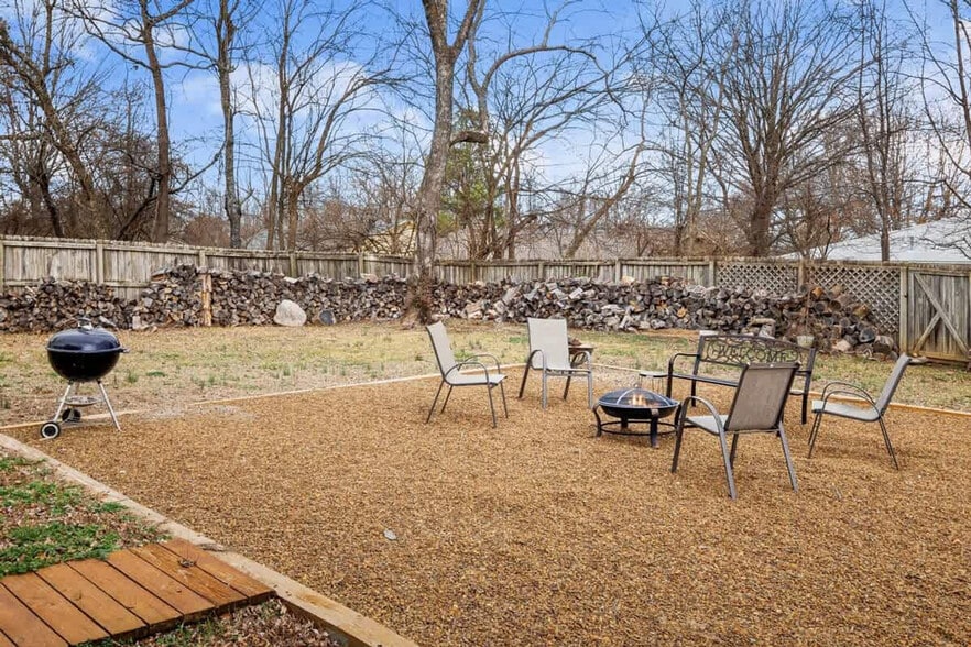 Building Photo - 2110 Loren Cir