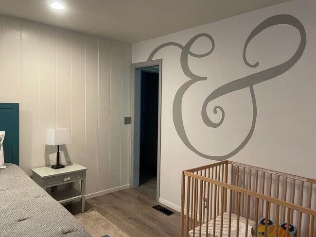 Building Photo - Large home level entry with garage.