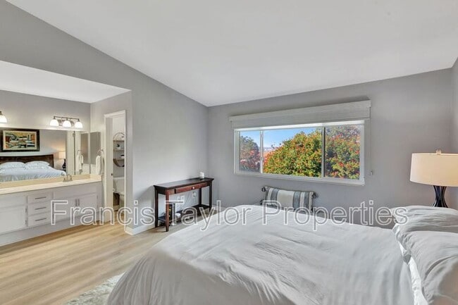 Building Photo - 2882 Andover Ave