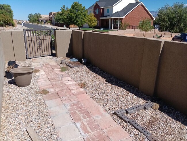 Building Photo - 3 Bedroom, 2 Bathroom Home! Schedule a Sho...