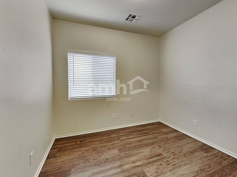 Building Photo - 12930 W Clarendon Ave