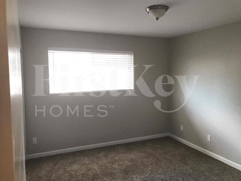 Building Photo - 4809 W Laurel Ln