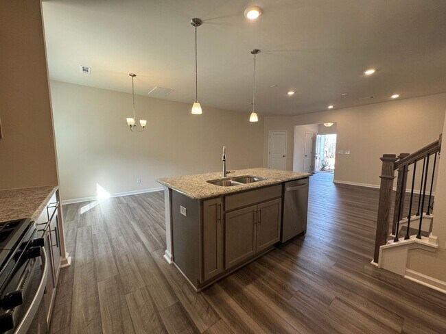 Building Photo - Stunning 3BR 2.5BA Townhome in Jamestown