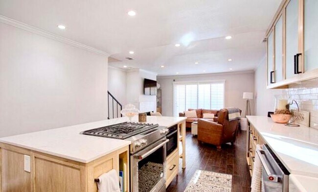 Building Photo - Amazing West LA Location - 2 bd / 2.5 ba T...