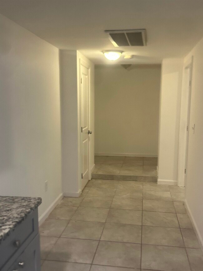 Building Photo - 585 Bramhall Ave
