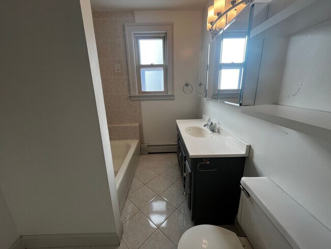 Building Photo - Inviting 2-Bedroom 2nd Floor Apartment in ...