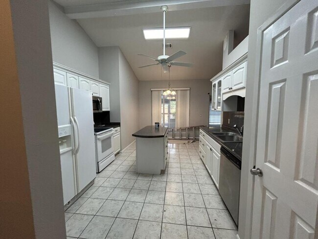 Building Photo - 1592 Parkwood Ct W
