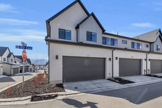 Building Photo - Brand New Coyote Ridge Townhome!