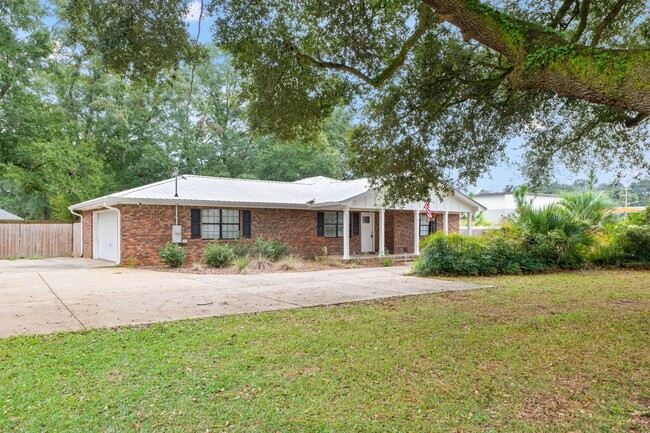 Building Photo - Gorgeous 4/2 Renovated Home in the Heart o...