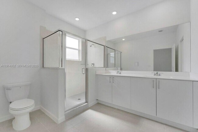 Building Photo - 2558 SE 27th Dr