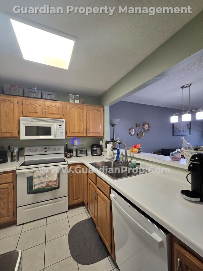 Building Photo - Plymouth Town Home (Wayzata Schools), Larg...