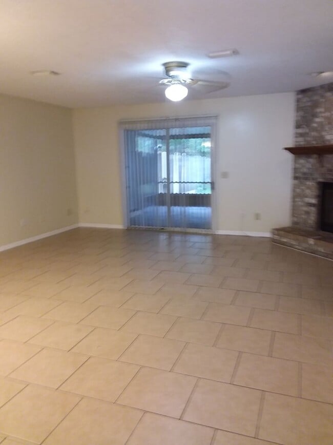 Building Photo - Large 2/2.5 towhome near NAS Jax