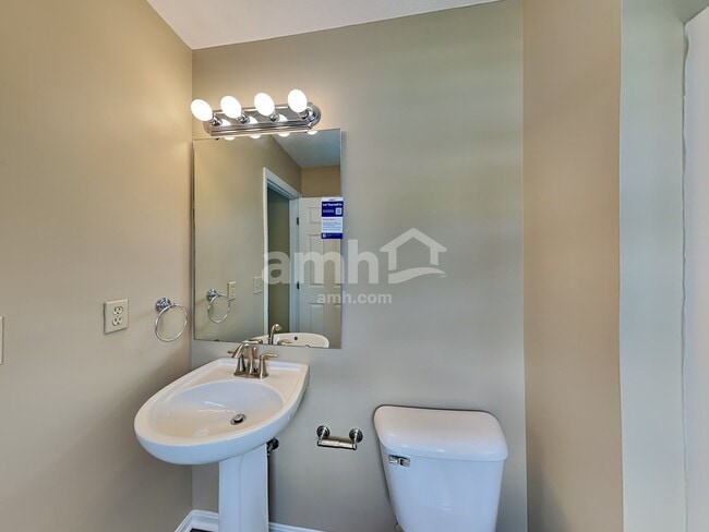 Building Photo - 10 Bobwhite Ct