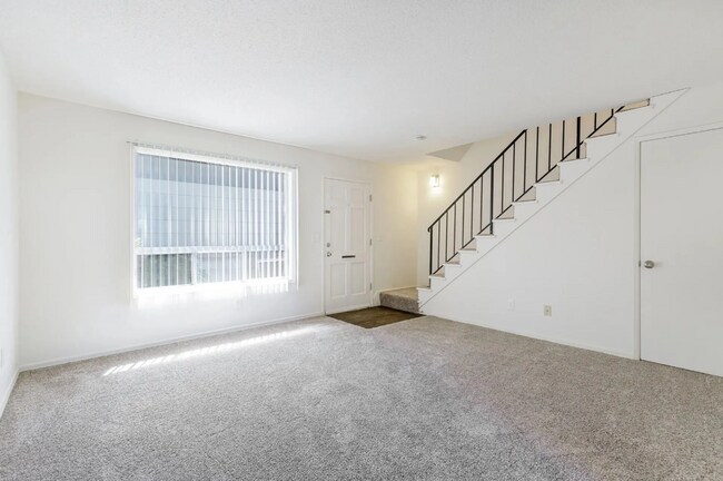 Building Photo - Cozy 2 bedroom, 1 bathroom apartment near Downtown Milwaukie