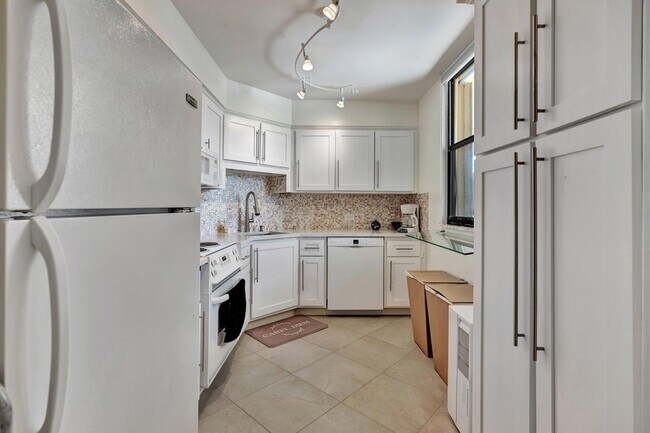 Building Photo - 134 Lakeshore Dr