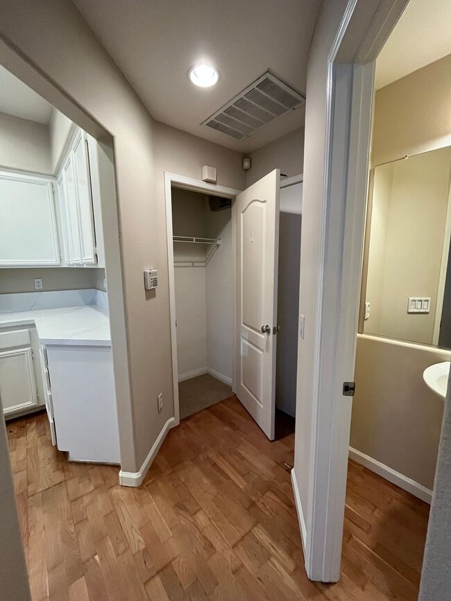 Building Photo - LOVELY 2 STORY DETACHED HOME WITH LARGE LO...