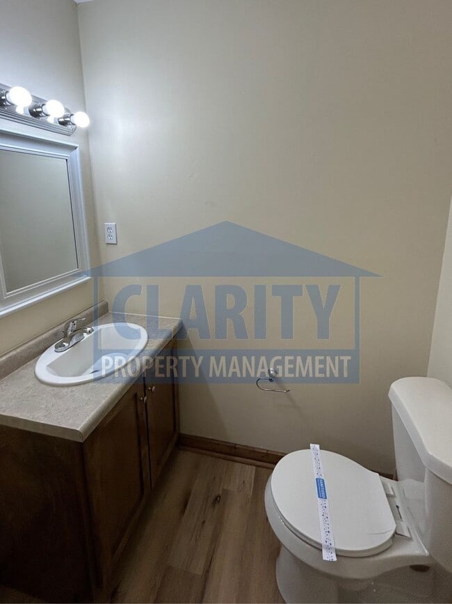 Building Photo - Centrally located two bedroom duplex!