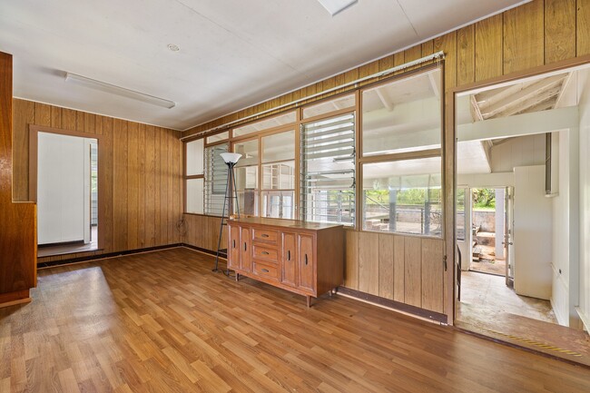 Building Photo - 3 Bed / 1.5 Bath house with carport Parking.
