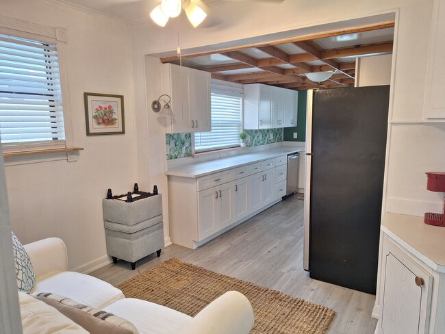 Building Photo - WALK TO THE BEACH - 3BR 2BA PARTIALLY FURNISHED