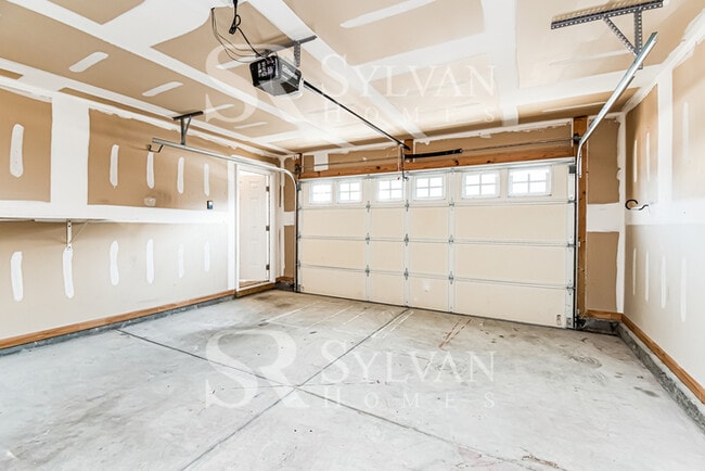 Building Photo - Spacious 4 bedroom colonial available now!