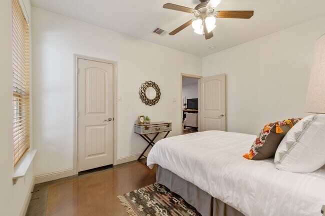 Building Photo - 3241 S University Dr