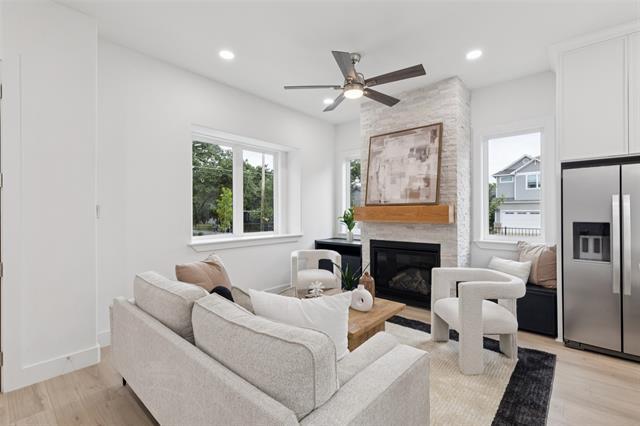 Building Photo - 1000 W 10th St