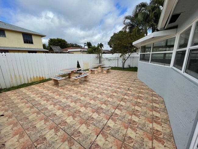 Building Photo - 2601 W Carandis Rd