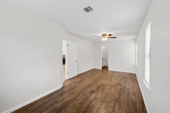 Building Photo - 1505 Charolais Dr