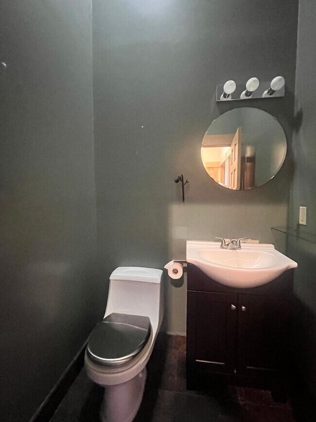 Building Photo - Long Term Lease available near Glenshire- $3800