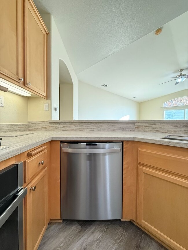 Building Photo - Beautiful Bradley Square Single Story Home With Easy Access to Shopping/101 Frwy