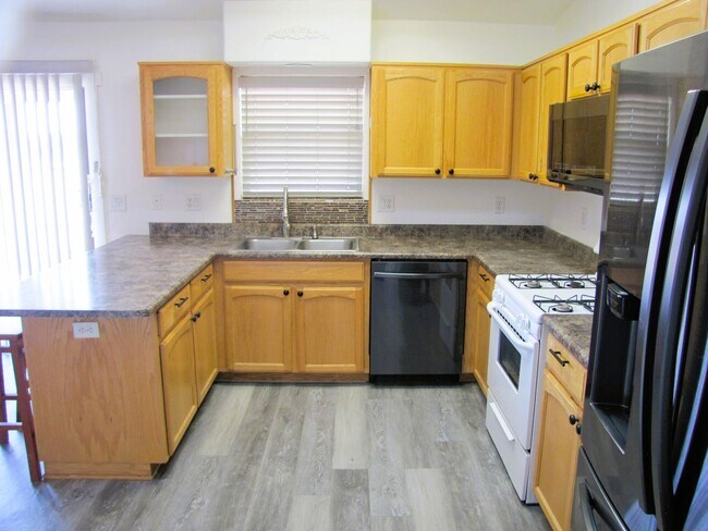 Building Photo - 3BR/2BA/2CG, 1519 sq.ft on half acre in Huachuca City, AZ
