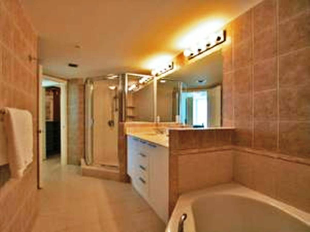 Building Photo - 16699 Collins Ave