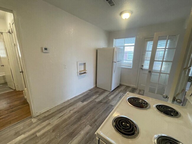 Building Photo - 1 Bed 1 Bath Duplex For Lease!