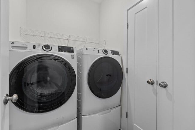 Building Photo - Gorgeous New Construction!  Updated Kitche...