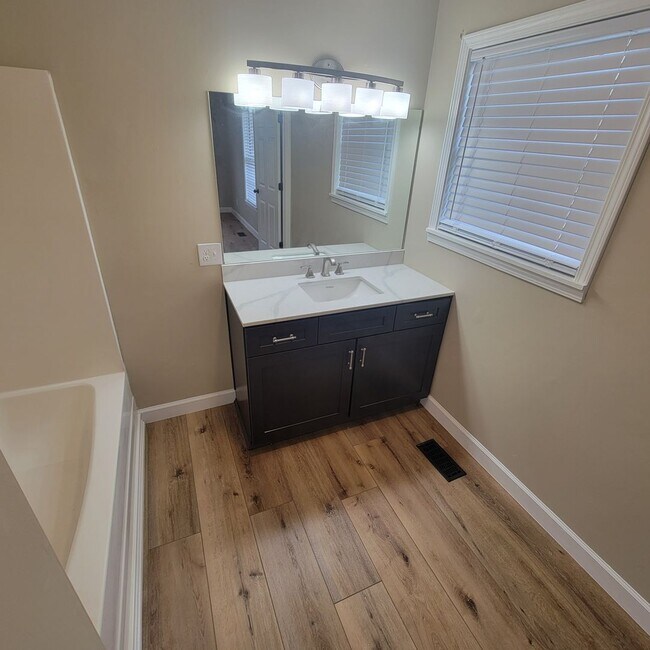 Building Photo - 3/2 Single Family- Full Unfinished Basement- Renovated House