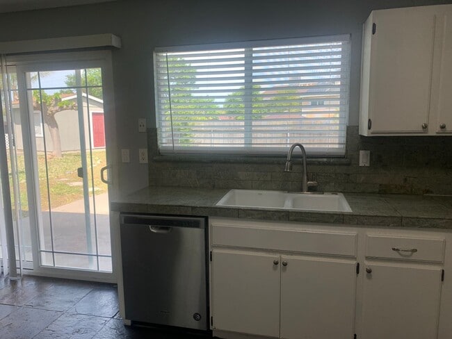 Building Photo - Just reduced to $2595 for immediate move in!