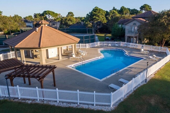 Building Photo - Stunning Furnished 3-Bedroom Golf Course H...