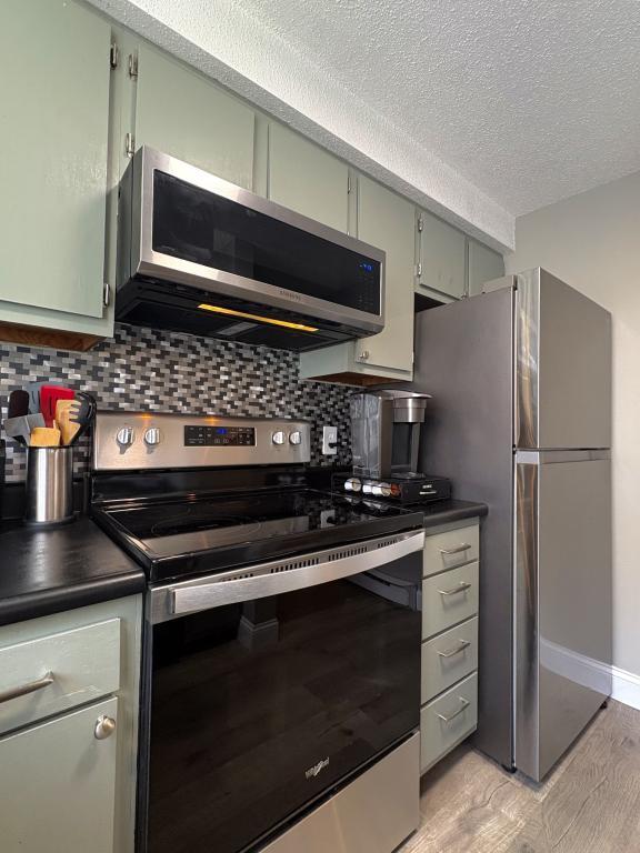 Building Photo - 25 Lawrence St