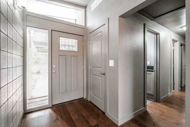 Building Photo - 837 Woodmansee Ct SE