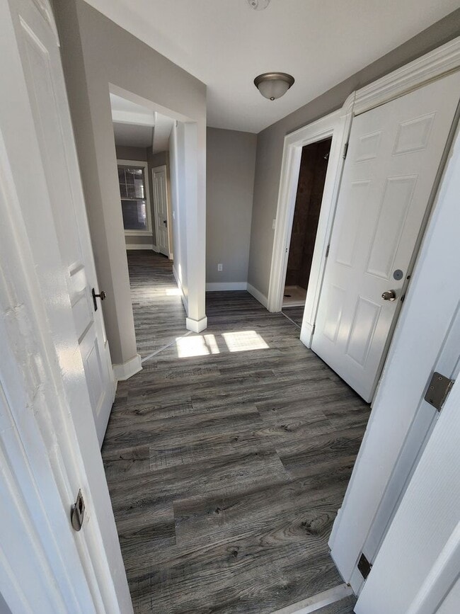 Building Photo - Large 1BR Unit - Freshly Remodeled