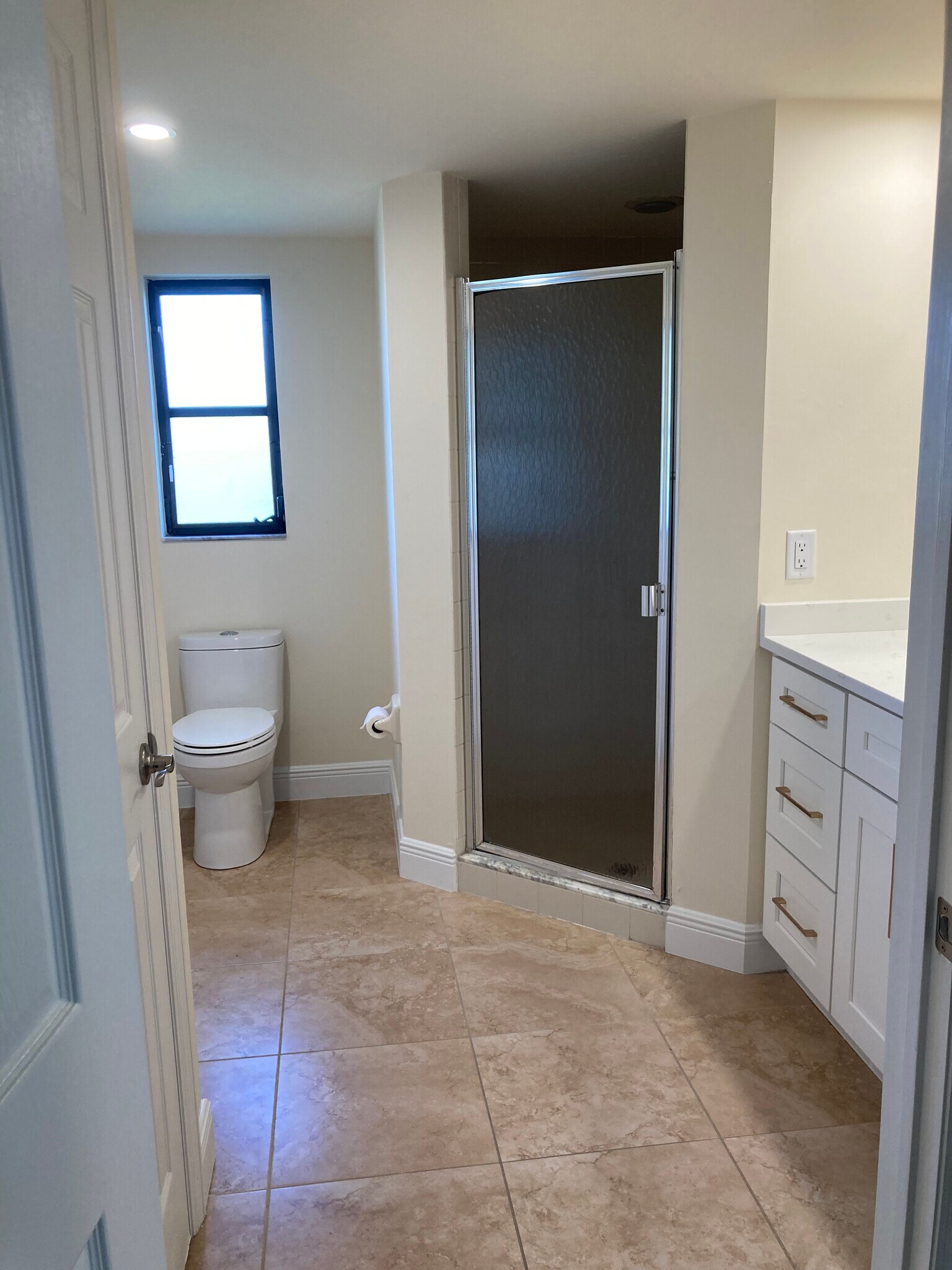 Walk-In shower in Master - 901 SE 29th St