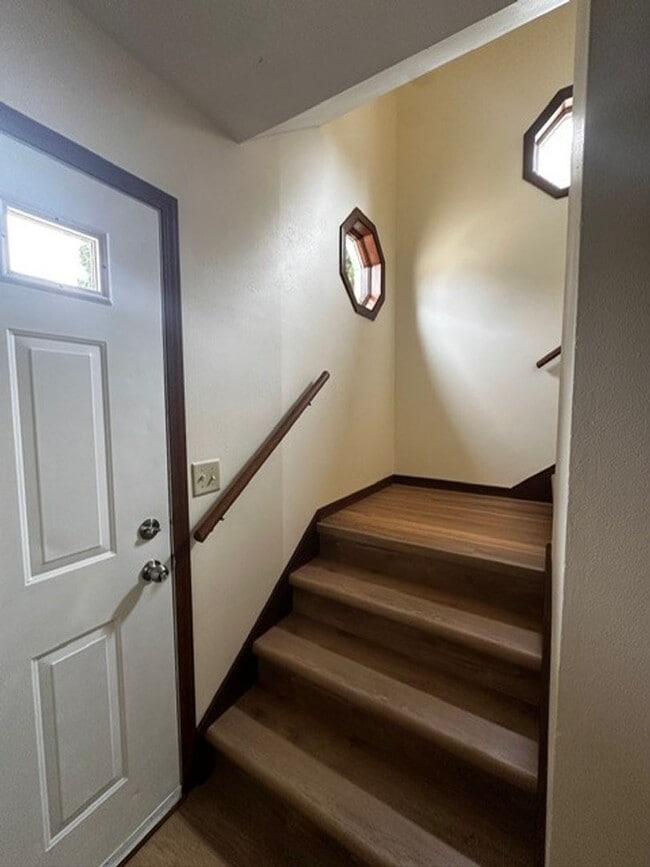 Building Photo - 3 bed/2 bath West Side Townhome