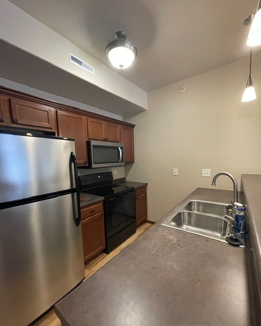 kitchen - 1820 W Benton St