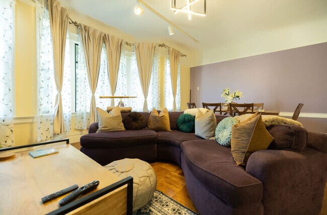 Building Photo - 1107 Broadway-SI ID1309749P